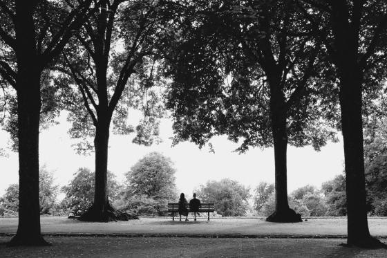 Couple sur un banc