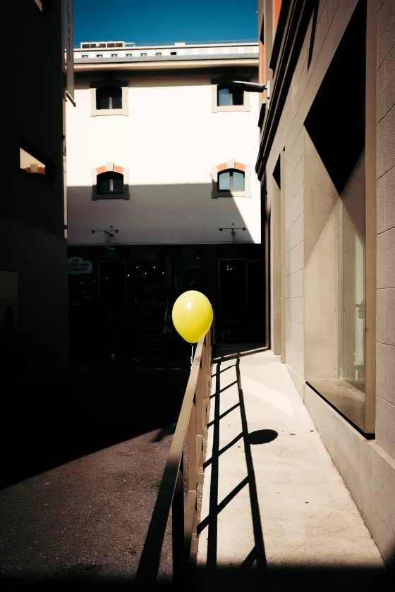 Ballon jaune dans la rue